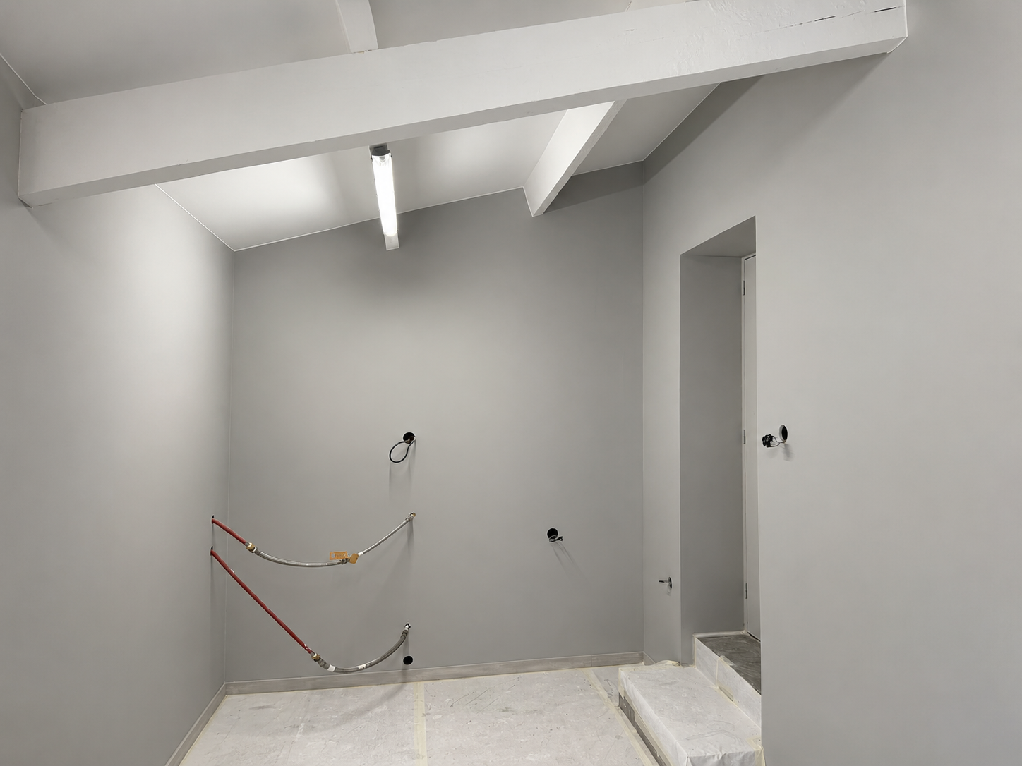 Après travaux : pièce rénovée avec peinture et finitions KM BAT